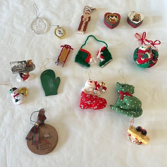 Vintage 1980 lot Christmas ornaments quilt, cat, cow , wood , crochet, ceramic - Picture 1 of 11